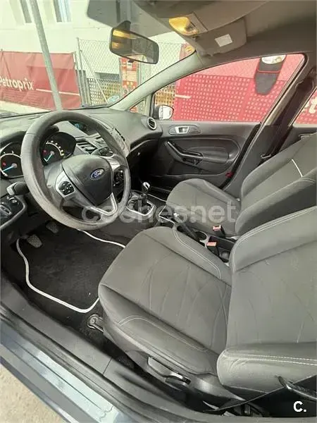 Usado Ford Fiesta Trend 82 CV (60 kW) 2013 Gris / plata Berlina