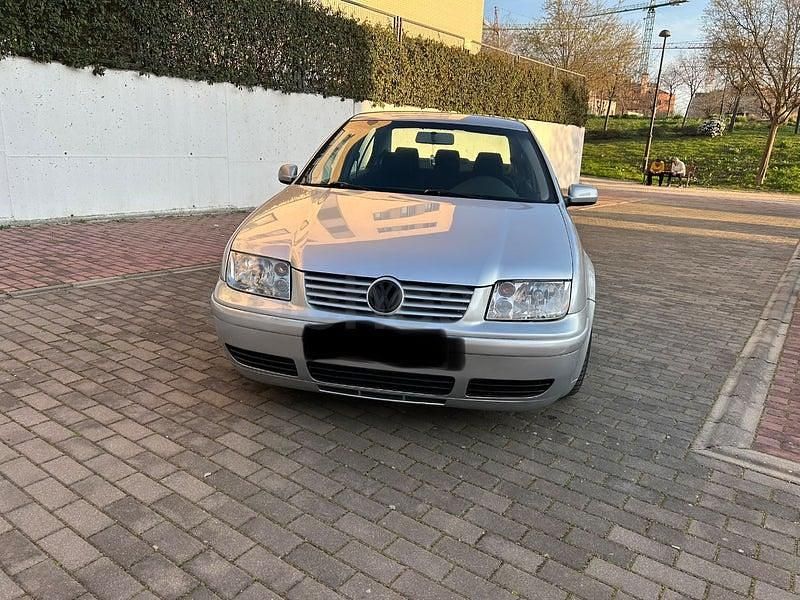 Usado VW Bora Highline 115 CV (84 kW) 2002 Gris / plata Berlina
