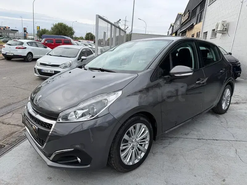 Usado Peugeot 208 Style 82 CV (60 kW) 2019 Gris / plata Utilitario