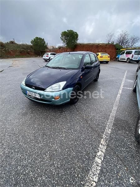 Usado Ford Focus Ghia 100 CV (73 kW) 2001 Azul Berlina