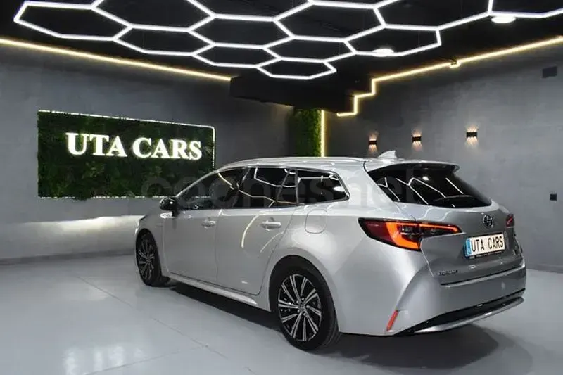 Usado Toyota Corolla Sport 122 CV (89 kW) 2022 Gris / plata Familiar