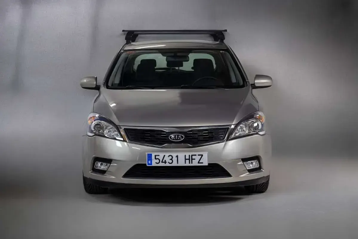 Usado Kia Ceed 105 CV (77 kW) 2011 Gris Utilitario