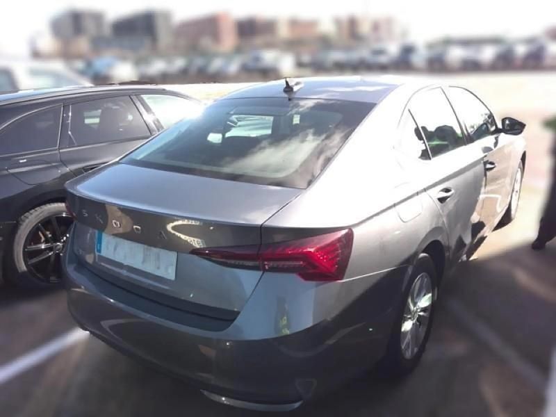Usado Skoda Octavia Selection 150 CV (110 kW) 2025 Gris/plata