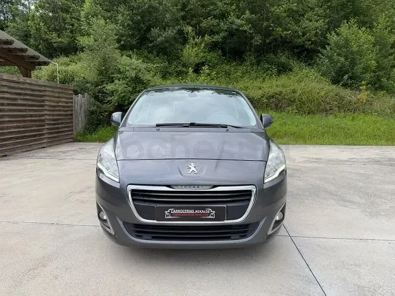 Usado Peugeot 5008 Access 115 CV (84 kW) 2014 Gris / plata Monovolumen