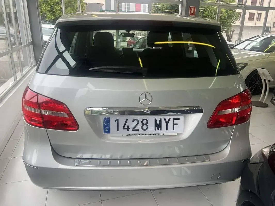 Usado Mercedes B180 109 CV (80 kW) 2013 Gris / plata Utilitario