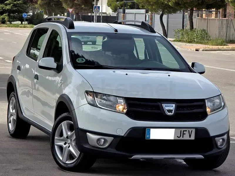 Käytetty Dacia Sandero Stepway 90 HP (66 kW) 2016 Valkoinen Sedan