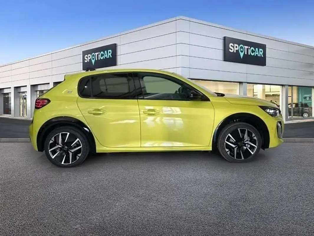 Usado Peugeot e-208 GT 114 kW (156 CV) 2024 Amarillo Utilitario