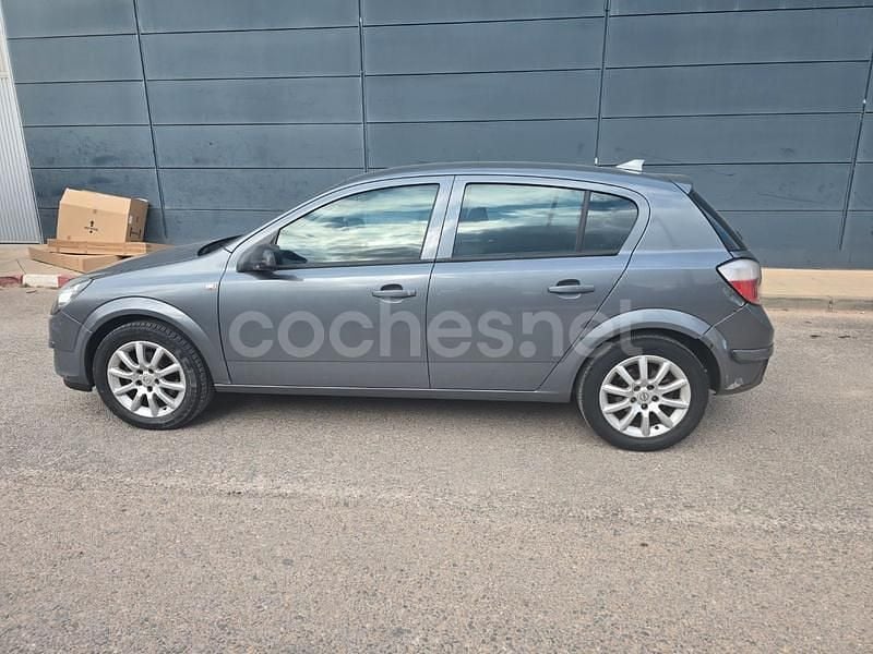 Usado Opel Astra Edition 80 CV (58 kW) 2005 Gris / plata Berlina