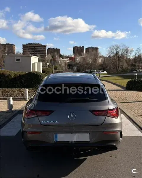 Usado Mercedes CLA250e Shooting Brake 218 CV (160 kW) 2020 Gris / plata Familiar