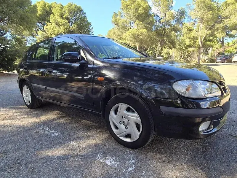 Usado Nissan Almera Comfort 90 CV (66 kW) 2001 Negro Berlina