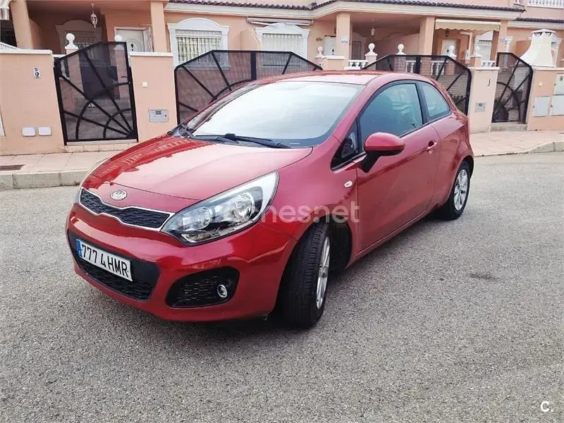 Usado Kia Rio 109 CV (80 kW) 2013 Rojo Berlina