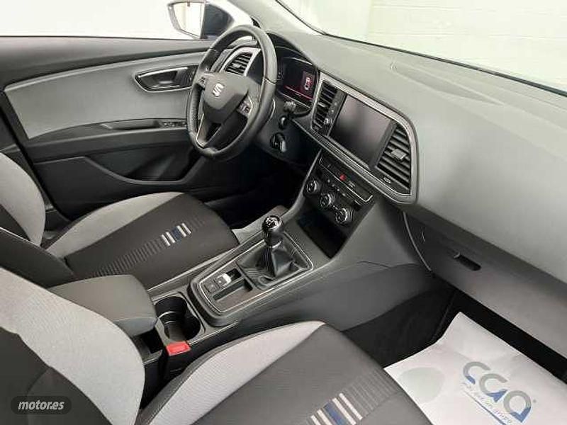 Usado Seat Leon Style 131 CV (96 kW) 2019 Gris Familiar