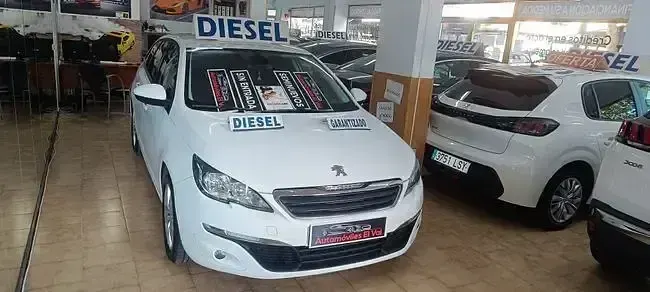 Usado Peugeot 308 SW Active 115 CV (84 kW) 2014 Blanco Familiar