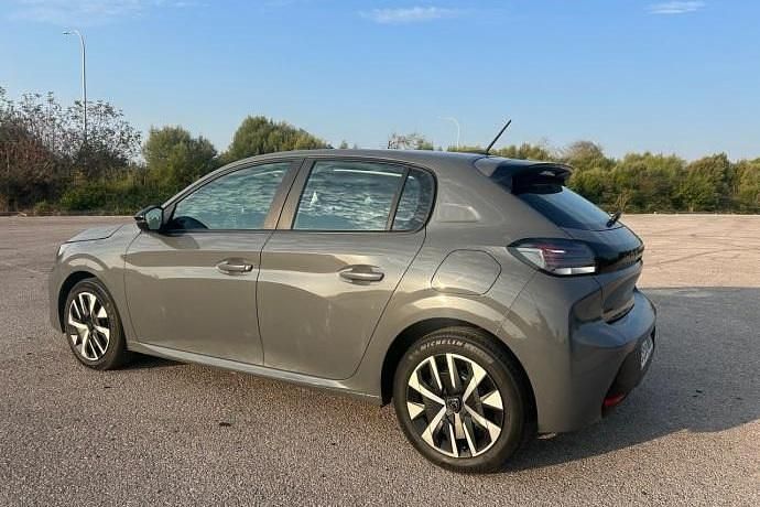 Usado Peugeot 208 Active 100 CV (73 kW) 2024 Utilitario