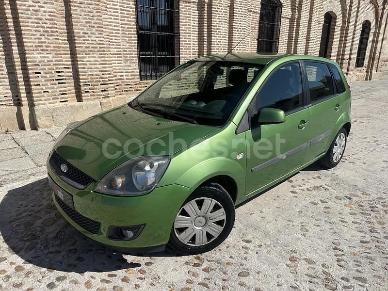 Verde Usado 2008 Ford Fiesta Ambiente Utilitario | 2990 € (Precio justo) - Imagen 1/4