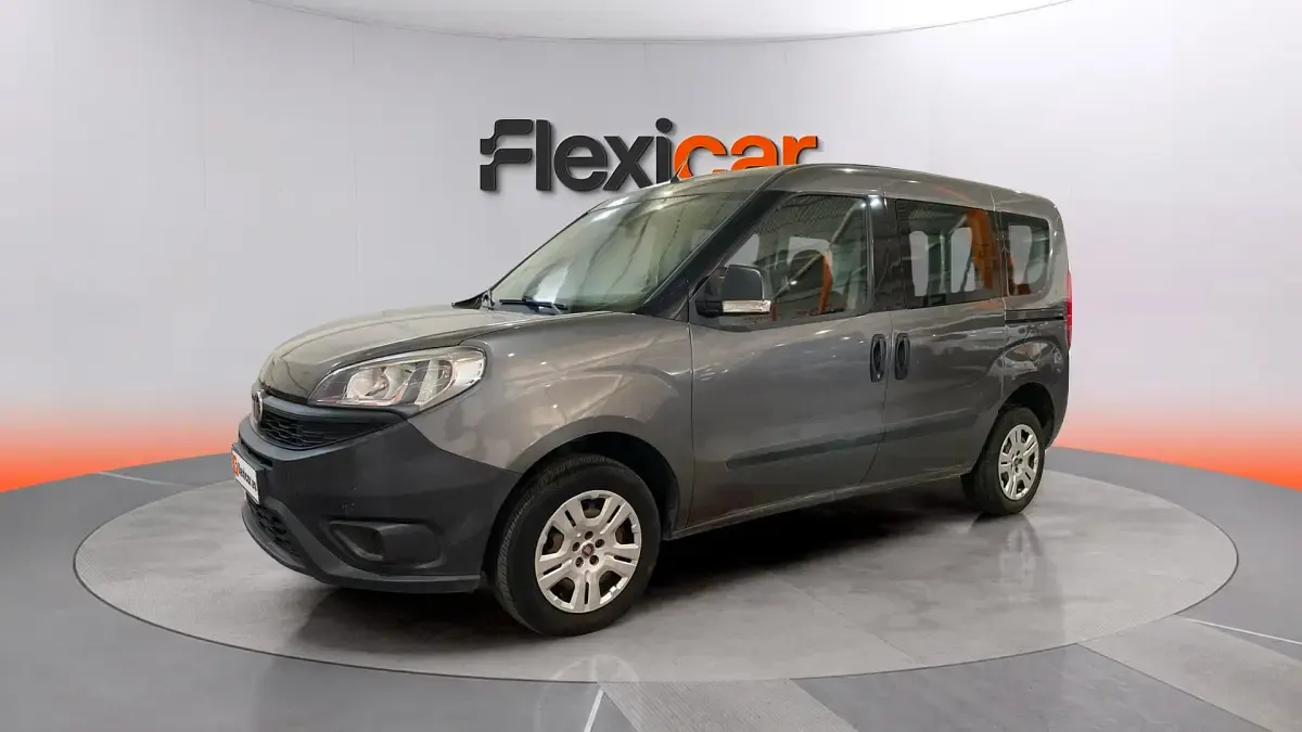 Usado Fiat Doblò Easy 105 CV (77 kW) 2016 Marrón Monovolumen