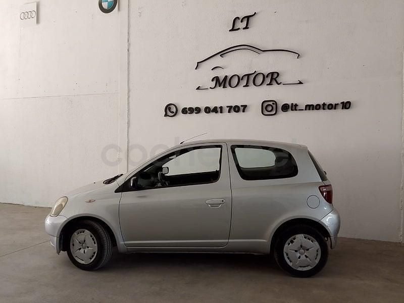 Usado Toyota Yaris Luna 86 CV (63 kW) 2002 Gris / plata Berlina