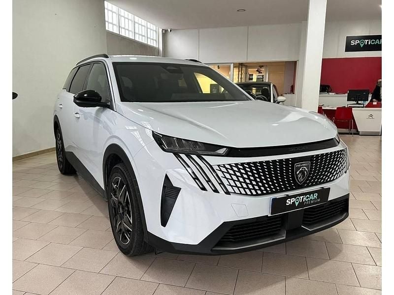 Usado Peugeot 5008 Allure 136 CV (100 kW) 2025 Blanco SUV