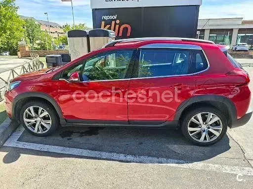 Usado Peugeot 2008 Allure 110 CV (80 kW) 2017 Rojo SUV