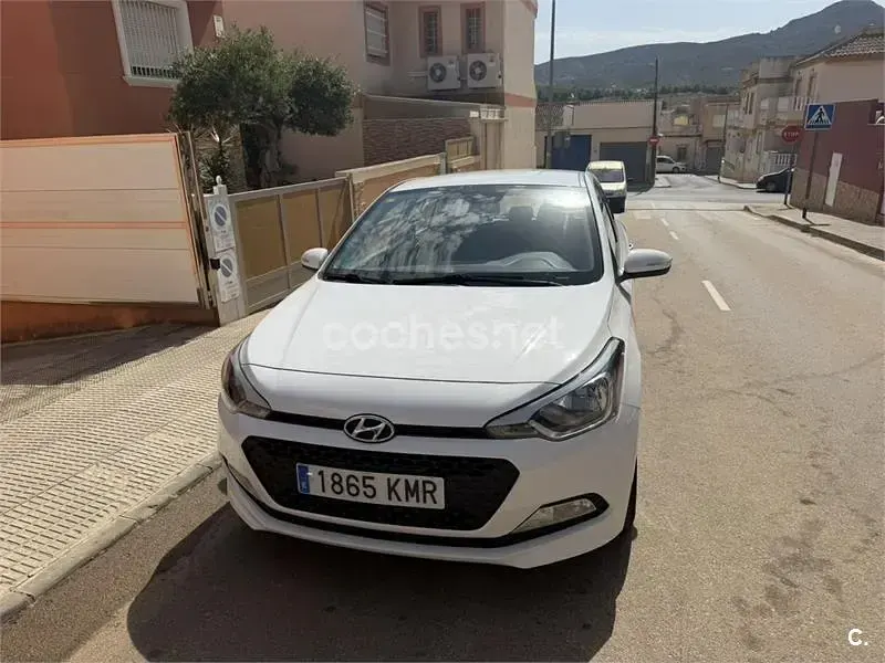 Usado Hyundai i20 84 CV (61 kW) 2018 Blanco Berlina