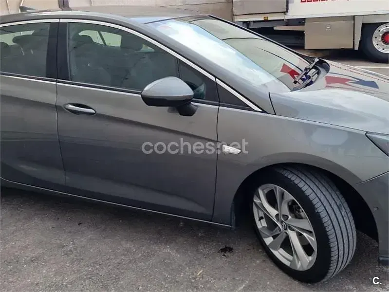 Usado Opel Astra Excellence 110 CV (80 kW) 2017 Gris / plata Berlina