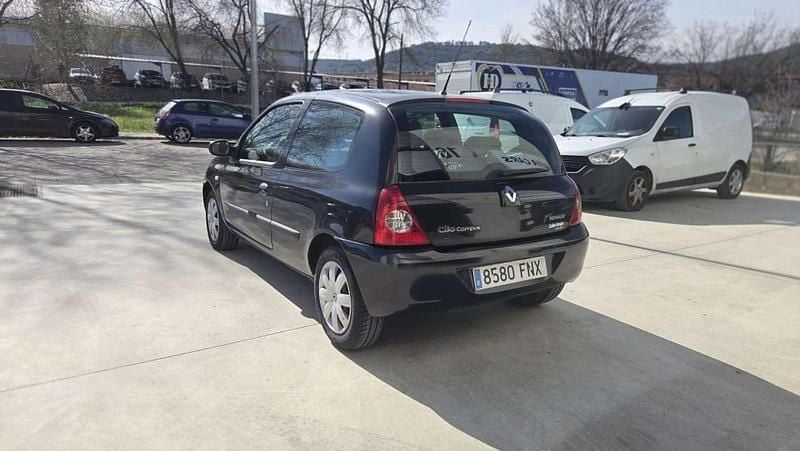 Usado Renault Clio II Authentique 75 CV (55 kW) 2007 Negro Utilitario