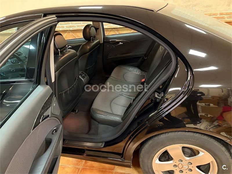 Usado Mercedes E270 Elegance 177 CV (130 kW) 2004 Negro Berlina