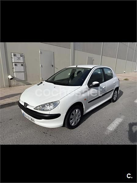 Usado Peugeot 206 70 CV (51 kW) 2004 Blanco Berlina