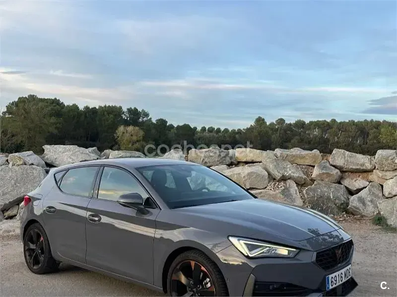 Usado Cupra Leon 150 CV (110 kW) 2022 Gris / plata Berlina