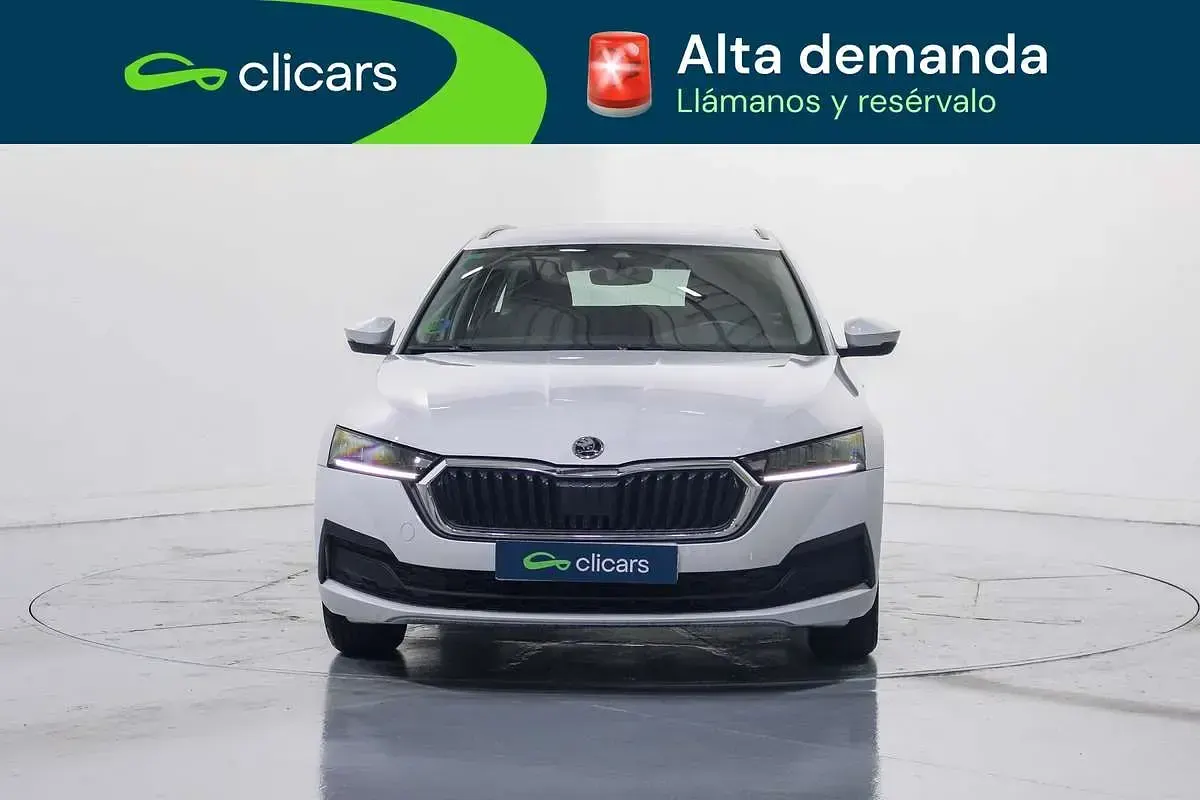 Usado Skoda Octavia Ambition 110 CV (80 kW) 2021 Blanco Familiar