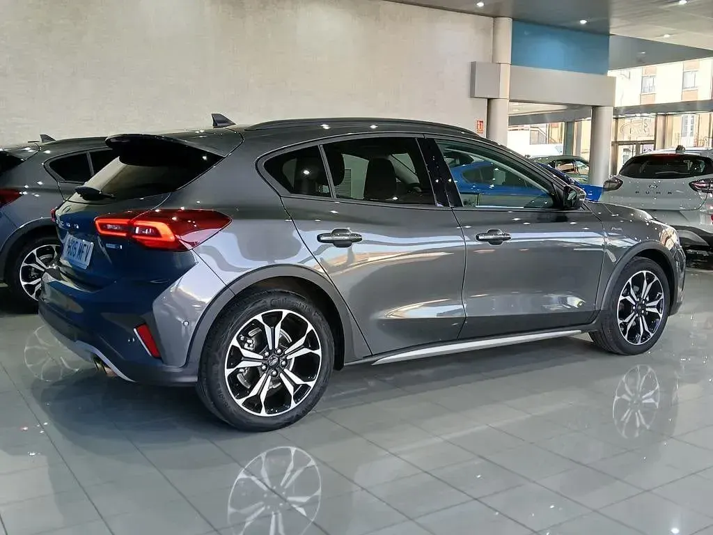 Usado Ford Focus Active X 155 CV (114 kW) 2023 Gris magnetic (metalizado) Berlina