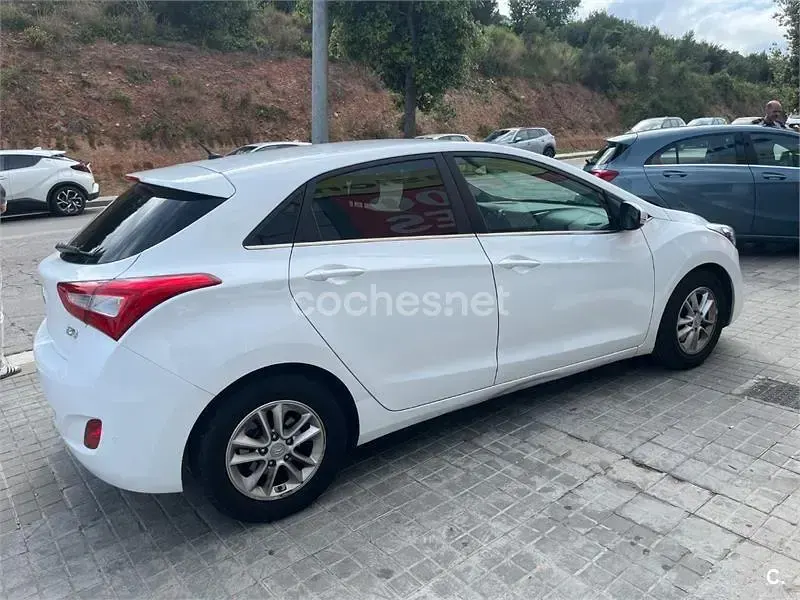 Usado Hyundai i30 GO! 135 CV (99 kW) 2016 Blanco Berlina