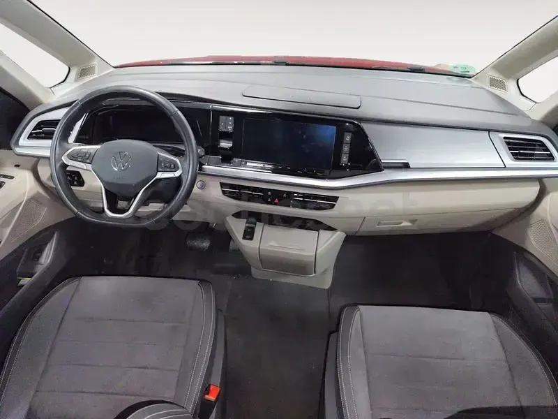 Usado VW Multivan Life 150 CV (110 kW) 2025 Rojo Monovolumen