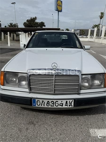 Usado Mercedes E200 75 CV (55 kW) 1988 Blanco Familiar