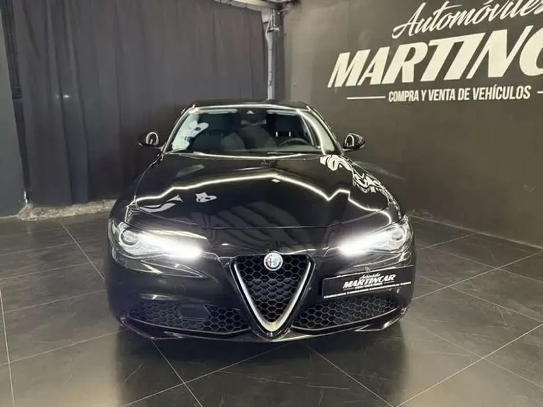 Usado Alfa Romeo Giulia Sprint 150 CV (110 kW) 2018 Negro Berlina