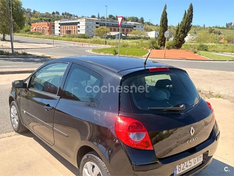 Usado Renault Clio II Authentique 68 CV (50 kW) 2010 Negro Berlina