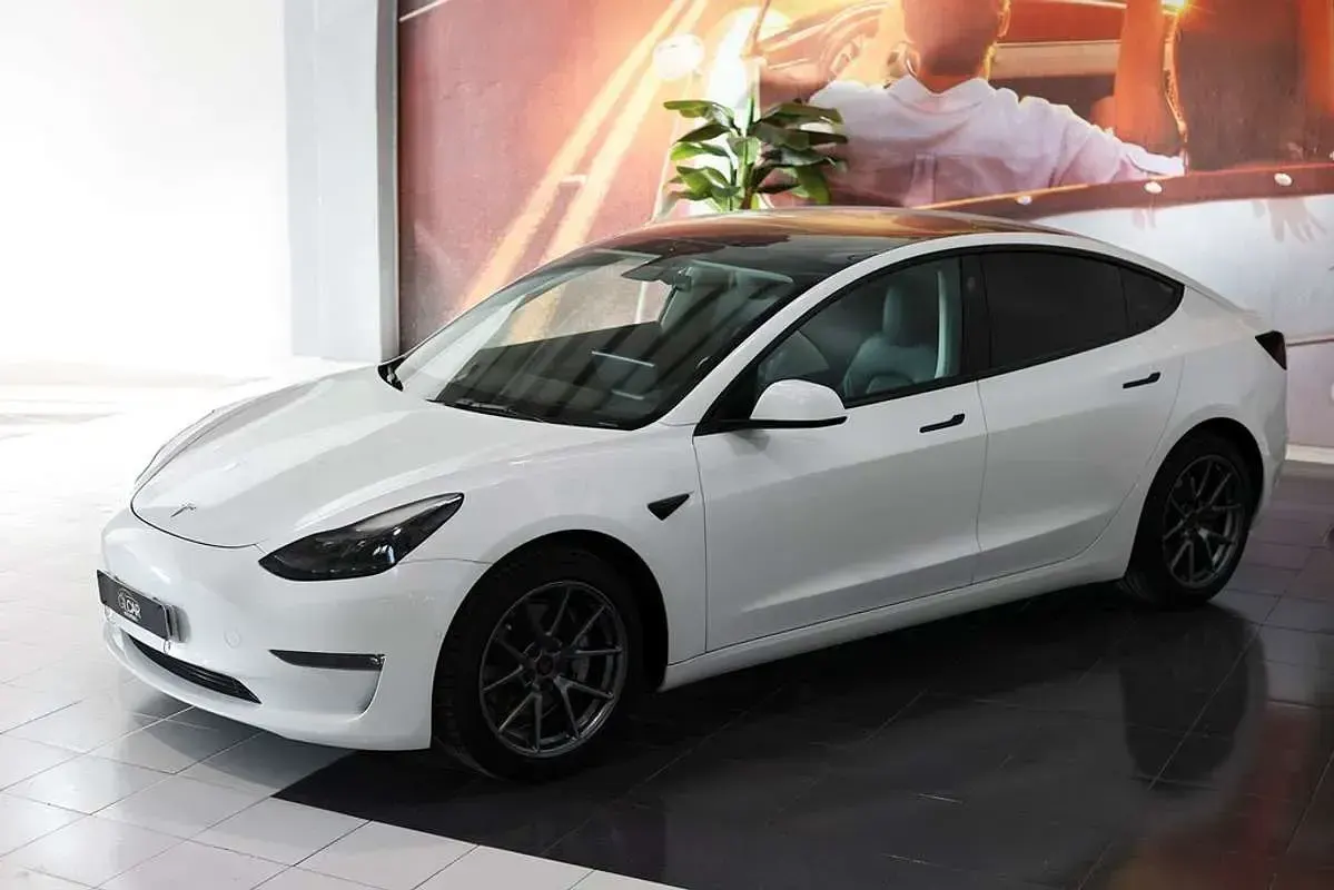 Używany Tesla Model 3 350 kW (476 KM) 2022 Biały Sedan/Limuzyna