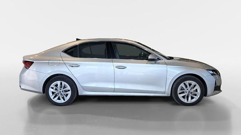Usado Skoda Octavia Selection 116 CV (85 kW) 2025 Gris / plata Berlina