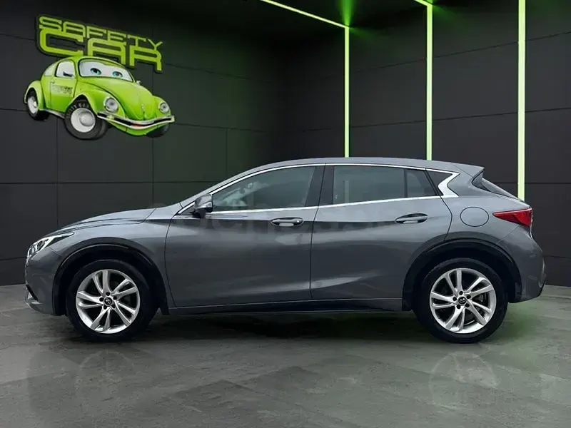 Usado Infiniti Q30 109 CV (80 kW) 2016 Gris / plata Utilitario