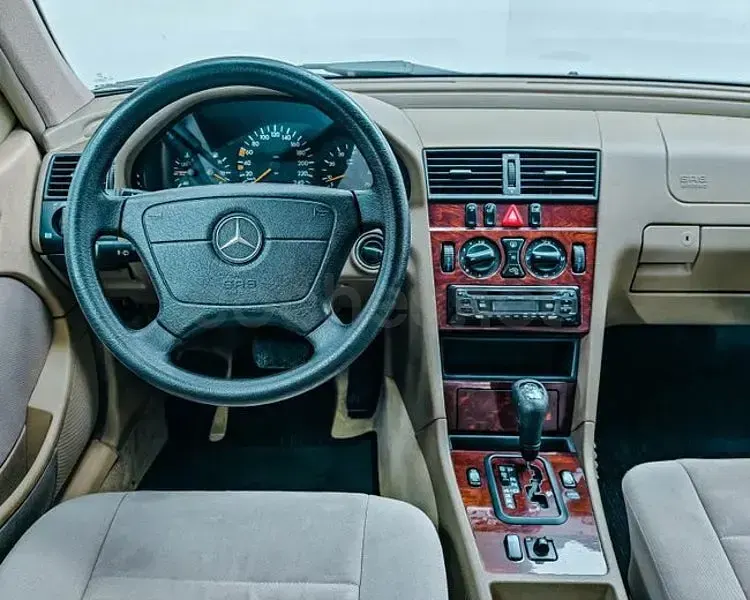 Usado Mercedes C180 Classic 122 CV (89 kW) 1999 Beige Berlina