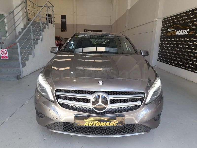 Usado Mercedes A180 Urban 109 HP (80 kW) 2014 Cinzento Sedan