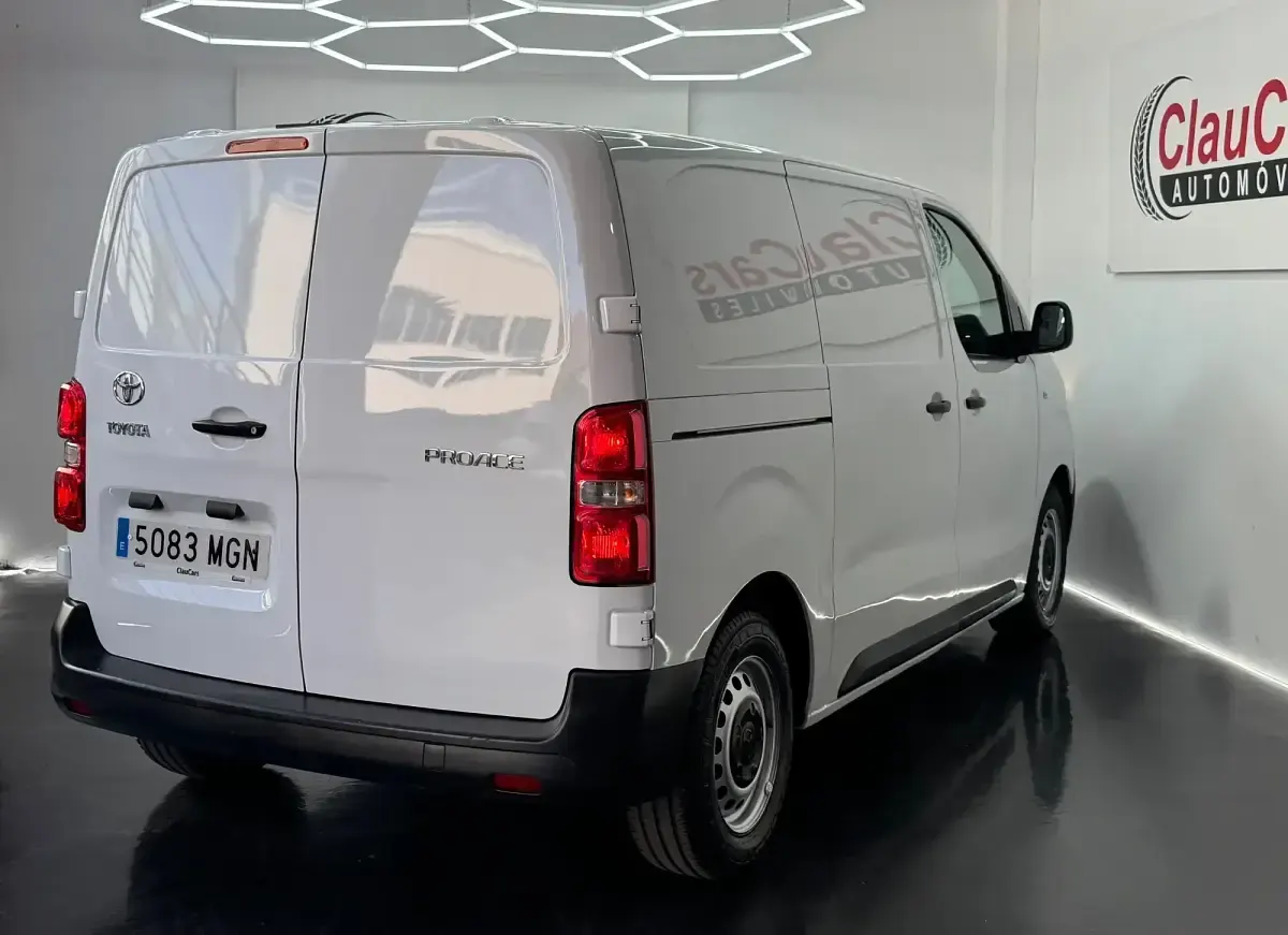 Usado Toyota Proace Plus 120 CV (88 kW) 2023 Blanco Monovolumen