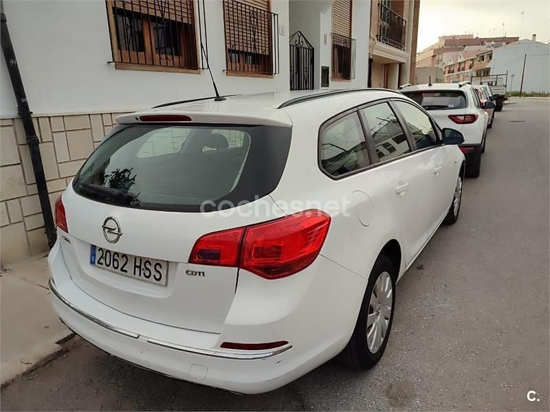 Usado Opel Astra Sportive 130 CV (95 kW) 2013 Blanco Familiar