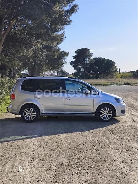 Usado VW Touran Advance 140 CV (102 kW) 2011 Gris / plata Monovolumen