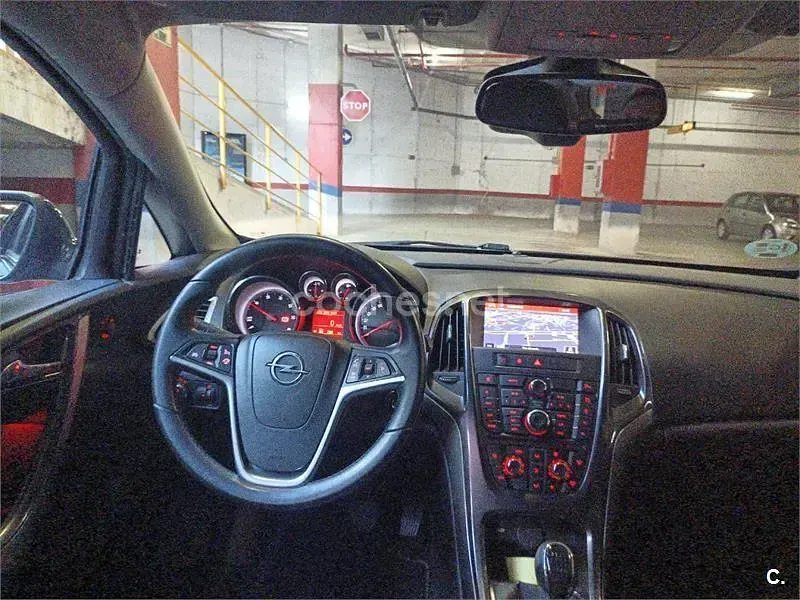 Usado Opel Astra Selective 136 CV (100 kW) 2014 Negro Familiar
