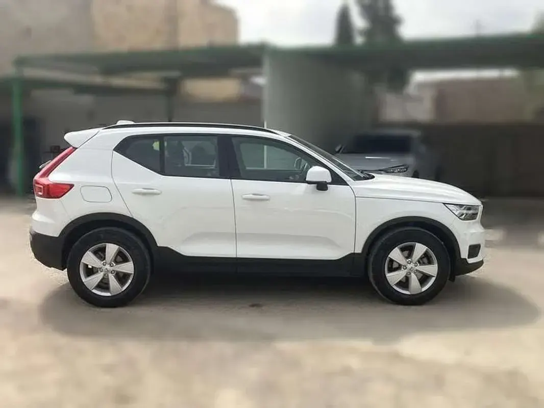 Usado Volvo XC40 Momentum 163 CV (119 kW) 2020 Blanco SUV