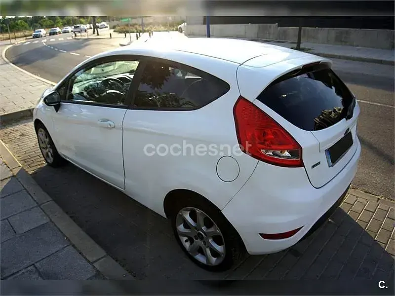 Usado Ford Fiesta 95 CV (69 kW) 2011 Blanco Berlina