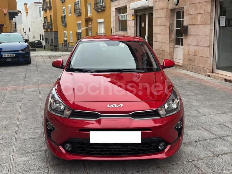 Usado Kia Rio 84 CV (61 kW) 2022 Rojo Berlina