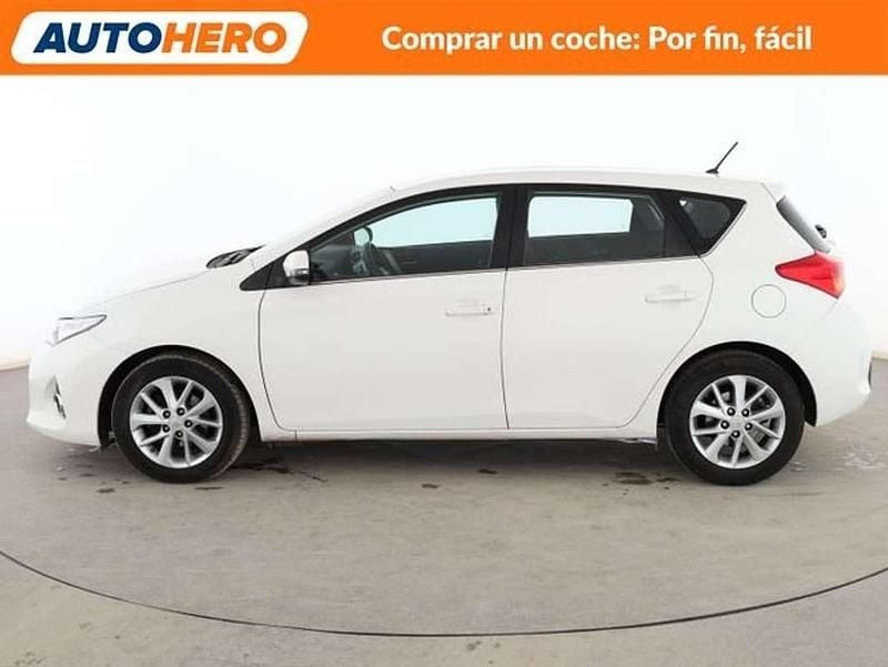 Usado Toyota Auris 90 CV (66 kW) 2014 Blanco Berlina