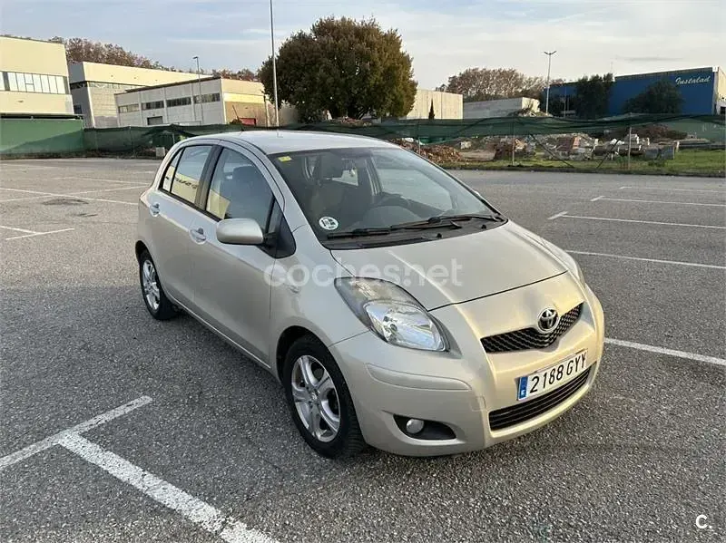 Usado Toyota Yaris 90 CV (66 kW) 2010 Beige Utilitario
